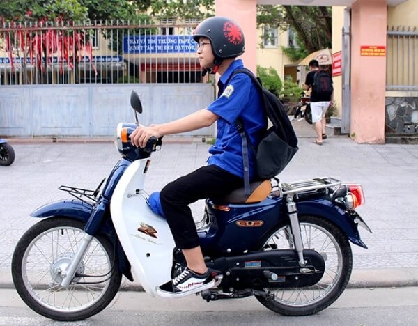 Bao nhiêu tuổi đi được xe máy 50cc