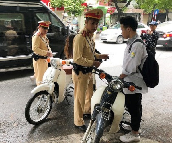 Bao nhiêu tuổi đi được xe máy 50cc