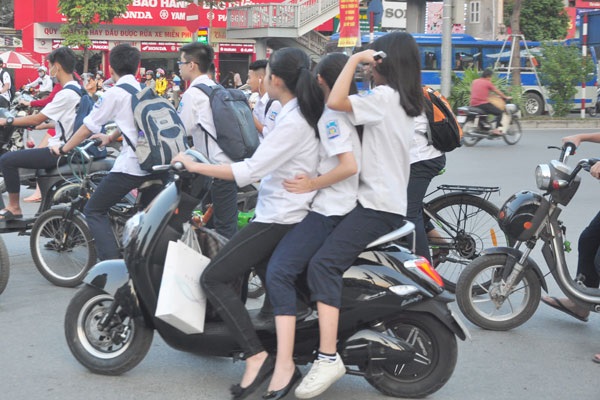 Bao nhiêu tuổi đi được xe máy điện?